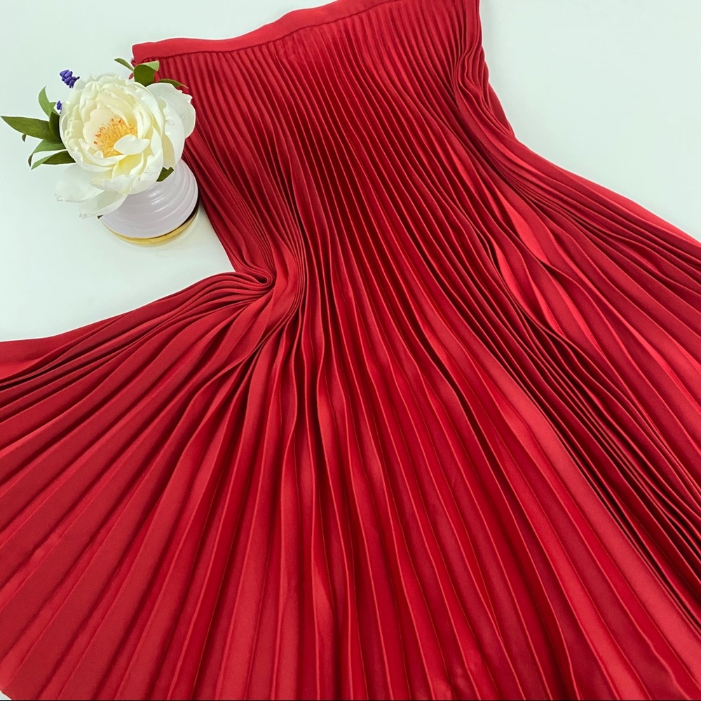 Club Monaco red knife pleat skirt ♥️